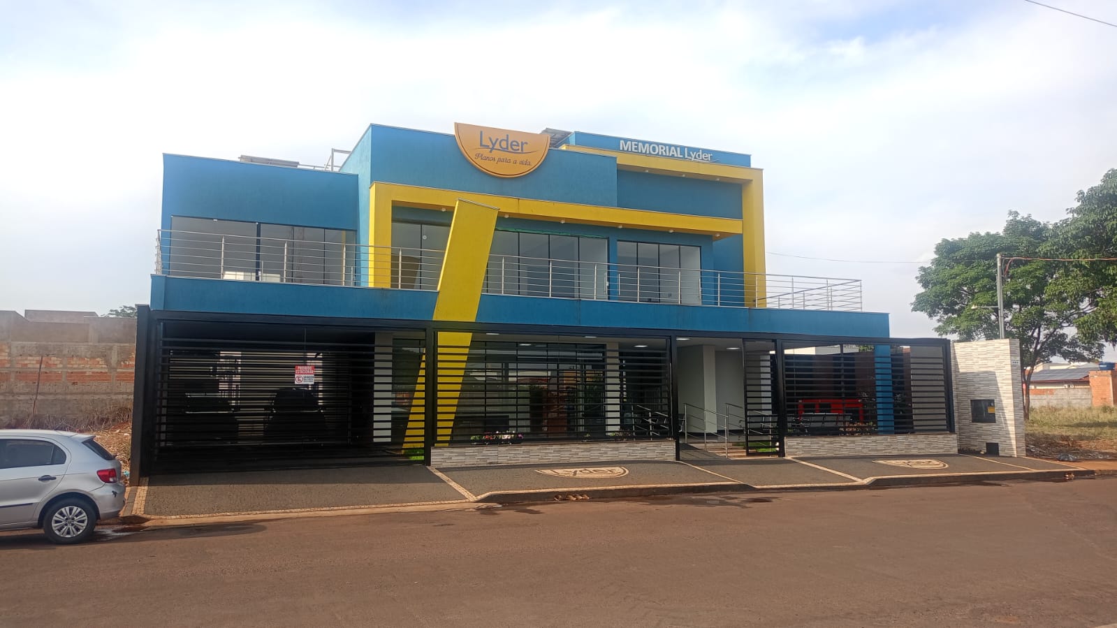 Vista frontal do Memorial